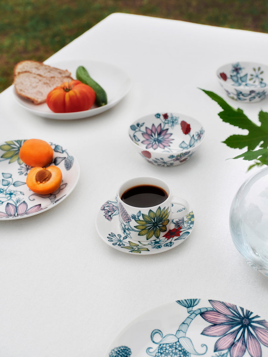 The summery bloom of Summer ray adorns Arabia's new Runo tableware